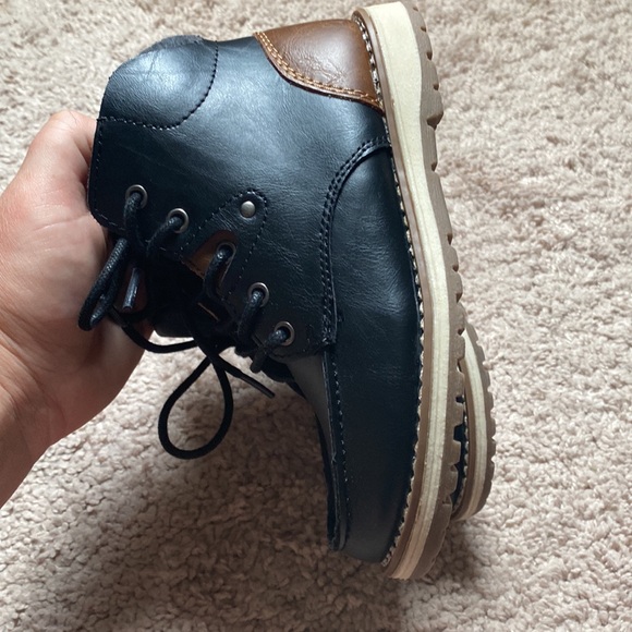 Toddler boys size 12 Magellan Outdoors boots - Picture 2 of 6